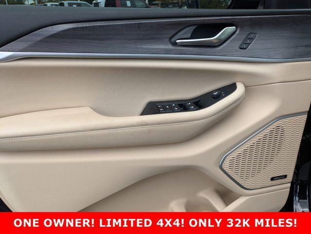 Photo of 2021 Diamond Black Crystal Pearlcoat Jeep Grand Cherokee L