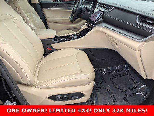 Photo of 2021 Diamond Black Crystal Pearlcoat Jeep Grand Cherokee L