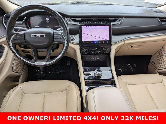 Photo of 2021 Diamond Black Crystal Pearlcoat Jeep Grand Cherokee L