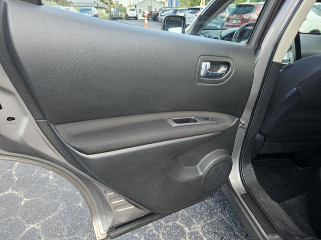 Photo of 2015 Platinum Graphite Nissan Rogue Select