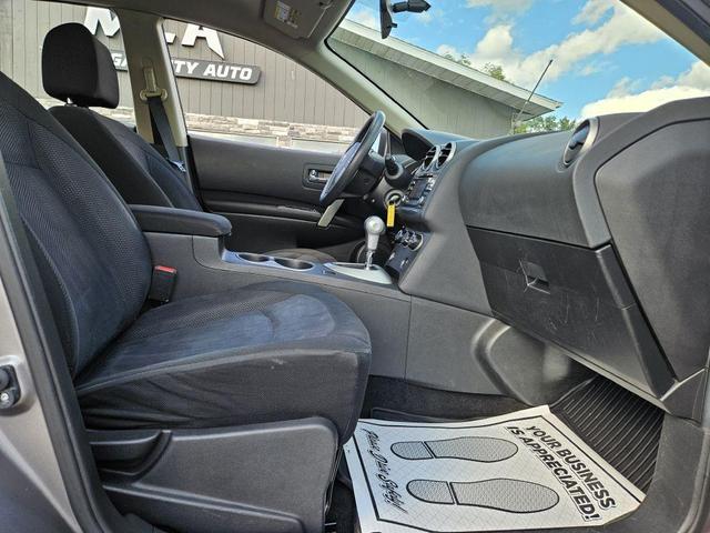 Photo of 2015 Platinum Graphite Nissan Rogue Select