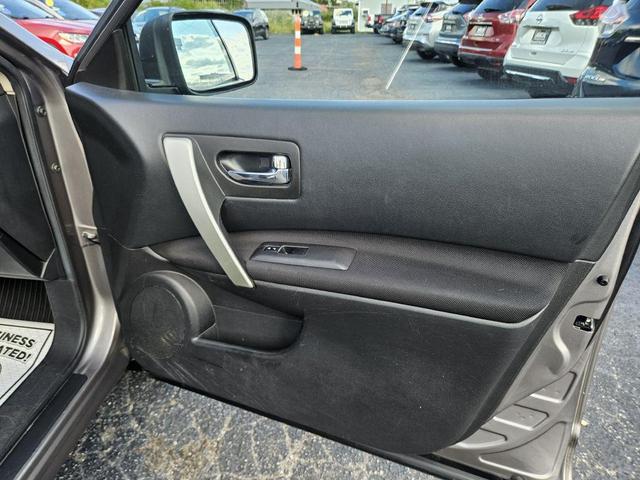 Photo of 2015 Platinum Graphite Nissan Rogue Select