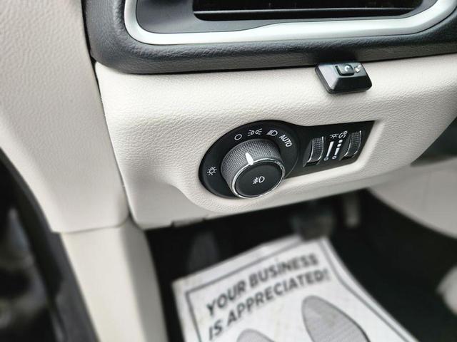Photo of 2018 Brilliant Black Crystal Pearlcoat Chrysler Pacifica