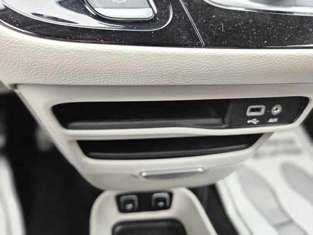 Photo of 2018 Brilliant Black Crystal Pearlcoat Chrysler Pacifica