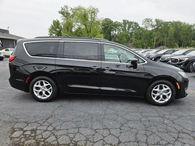 Photo of 2018 Brilliant Black Crystal Pearlcoat Chrysler Pacifica
