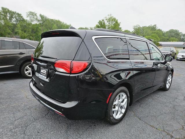 Photo of 2018 Brilliant Black Crystal Pearlcoat Chrysler Pacifica