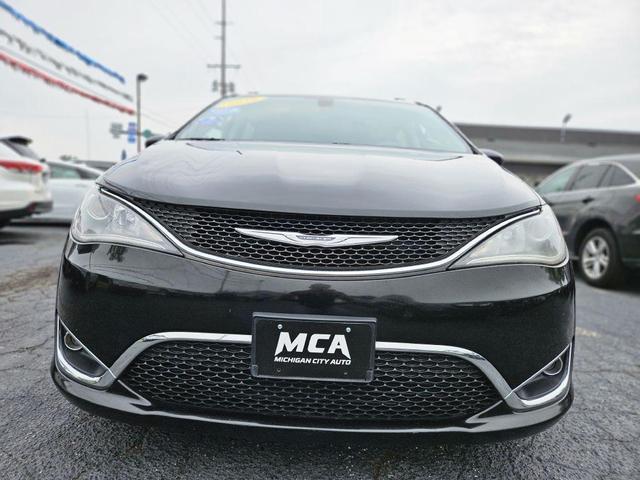 Photo of 2018 Brilliant Black Crystal Pearlcoat Chrysler Pacifica