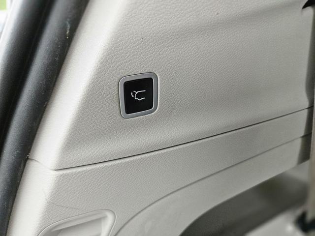 Photo of 2018 Brilliant Black Crystal Pearlcoat Chrysler Pacifica