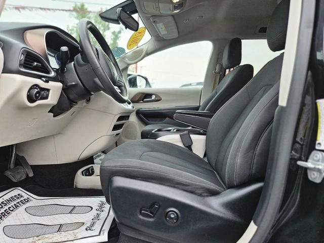 Photo of 2018 Brilliant Black Crystal Pearlcoat Chrysler Pacifica