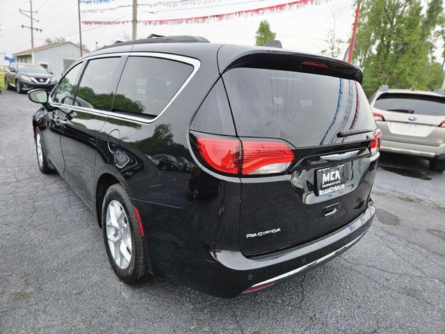 Photo of 2018 Brilliant Black Crystal Pearlcoat Chrysler Pacifica