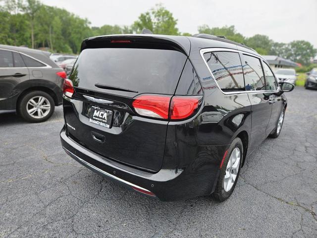 Photo of 2018 Brilliant Black Crystal Pearlcoat Chrysler Pacifica