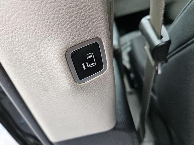 Photo of 2018 Brilliant Black Crystal Pearlcoat Chrysler Pacifica