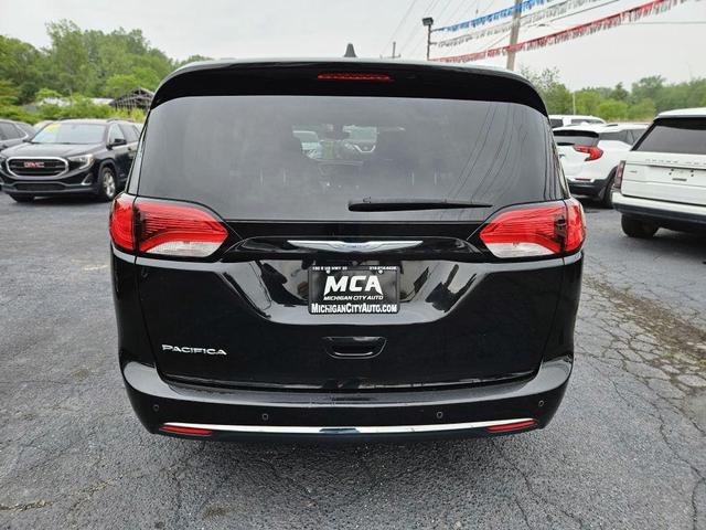 Photo of 2018 Brilliant Black Crystal Pearlcoat Chrysler Pacifica