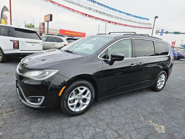 Photo of 2018 Brilliant Black Crystal Pearlcoat Chrysler Pacifica