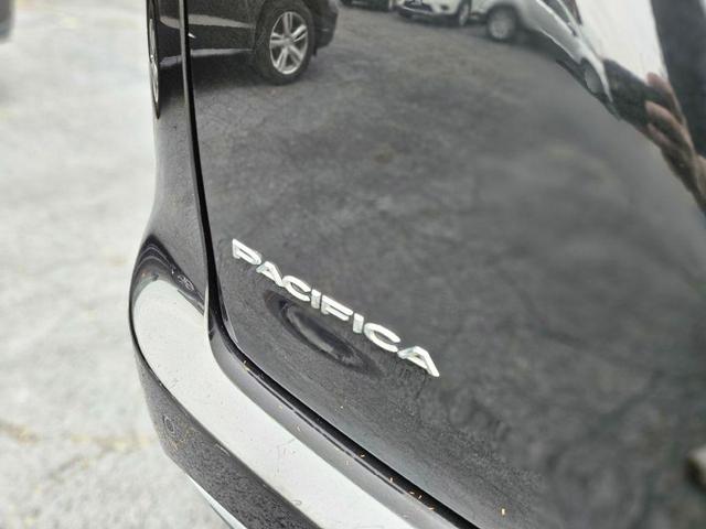 Photo of 2018 Brilliant Black Crystal Pearlcoat Chrysler Pacifica