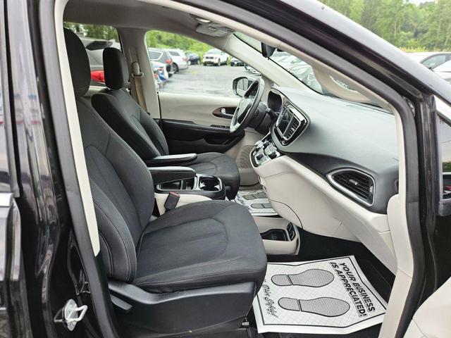 Photo of 2018 Brilliant Black Crystal Pearlcoat Chrysler Pacifica