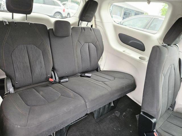 Photo of 2018 Brilliant Black Crystal Pearlcoat Chrysler Pacifica