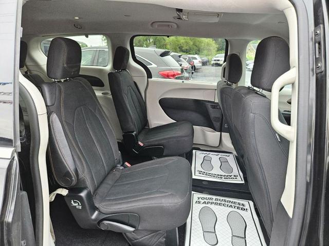 Photo of 2018 Brilliant Black Crystal Pearlcoat Chrysler Pacifica
