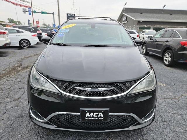 Photo of 2018 Brilliant Black Crystal Pearlcoat Chrysler Pacifica