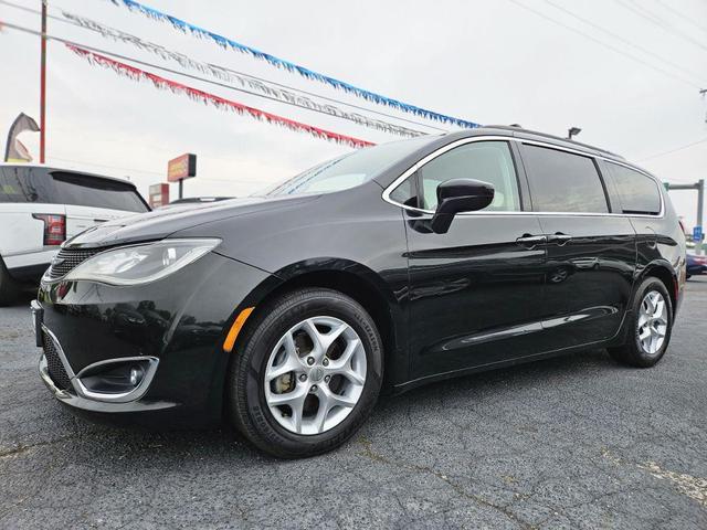 Photo of 2018 Brilliant Black Crystal Pearlcoat Chrysler Pacifica