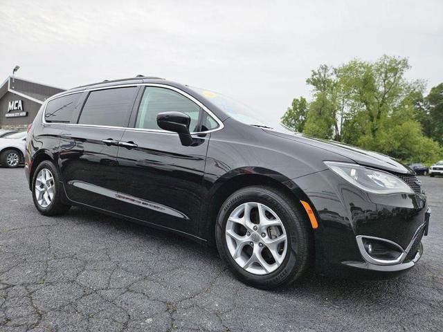 Photo of 2018 Brilliant Black Crystal Pearlcoat Chrysler Pacifica