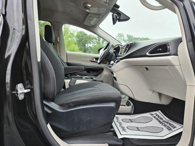 Photo of 2018 Brilliant Black Crystal Pearlcoat Chrysler Pacifica