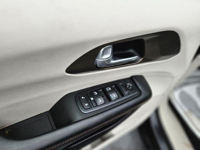 Photo of 2018 Brilliant Black Crystal Pearlcoat Chrysler Pacifica