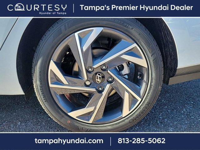 Photo of 2025 White Hyundai ELANTRA