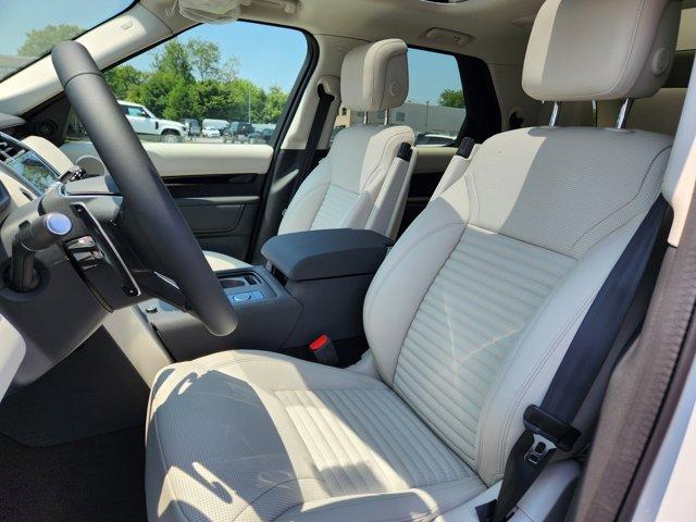 Photo of 2025 Fuji White Land Rover Discovery