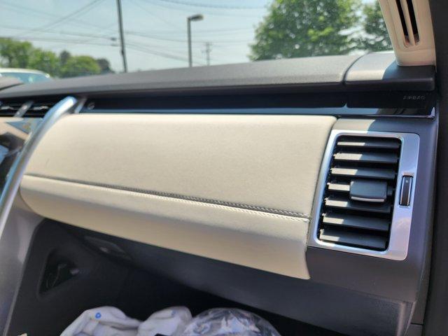 Photo of 2025 Fuji White Land Rover Discovery