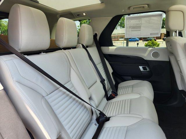 Photo of 2025 Fuji White Land Rover Discovery