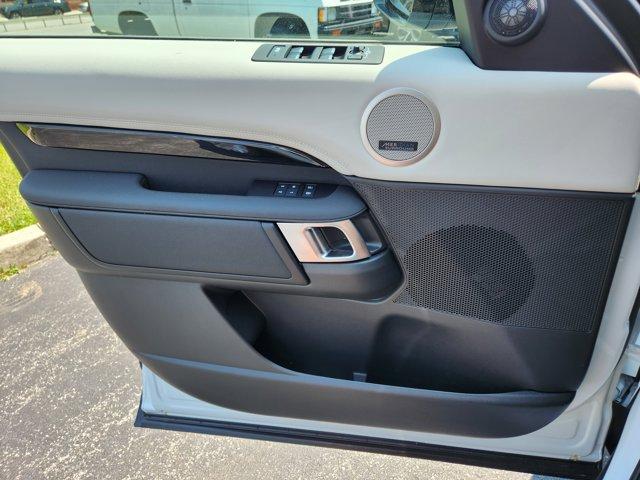 Photo of 2025 Fuji White Land Rover Discovery