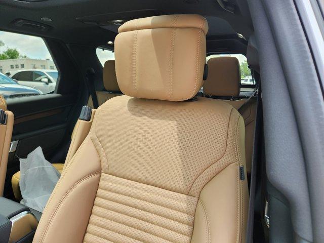 Photo of 2025 Fuji White Land Rover Discovery