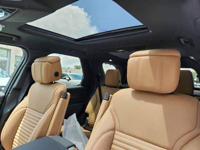 Photo of 2025 Fuji White Land Rover Discovery