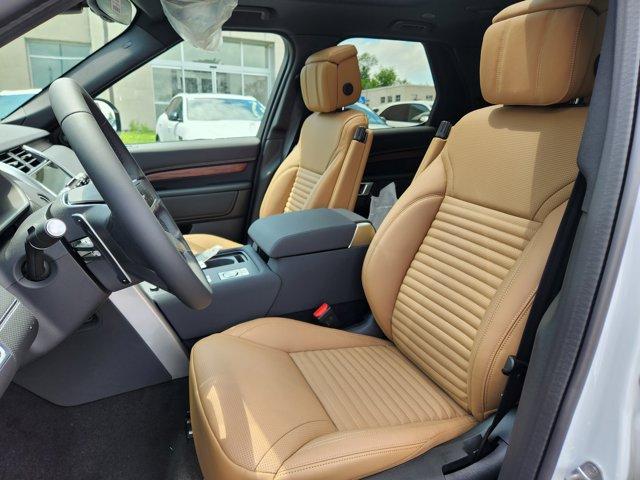 Photo of 2025 Fuji White Land Rover Discovery