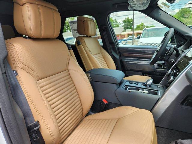 Photo of 2025 Fuji White Land Rover Discovery