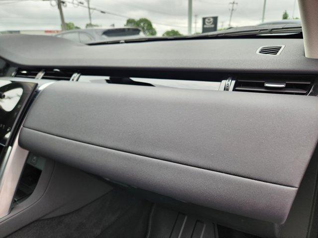 Photo of 2025 Fuji White Land Rover Discovery Sport