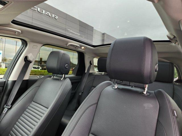 Photo of 2025 Fuji White Land Rover Discovery Sport