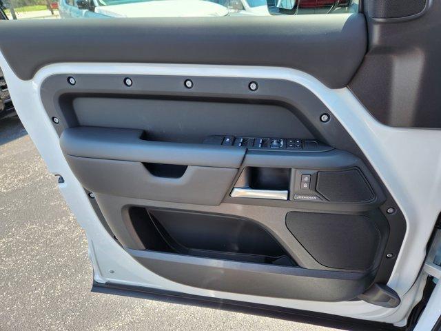 Photo of 2025 Fuji White Land Rover Defender