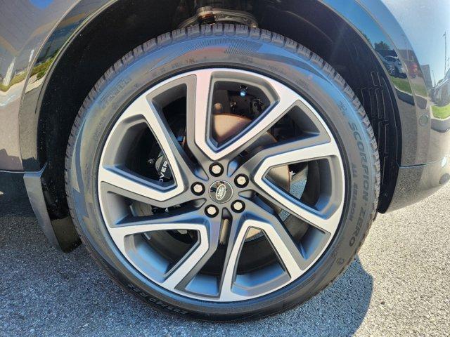 Photo of 2024 Charente Gray Premium Metallic Land Rover Discovery