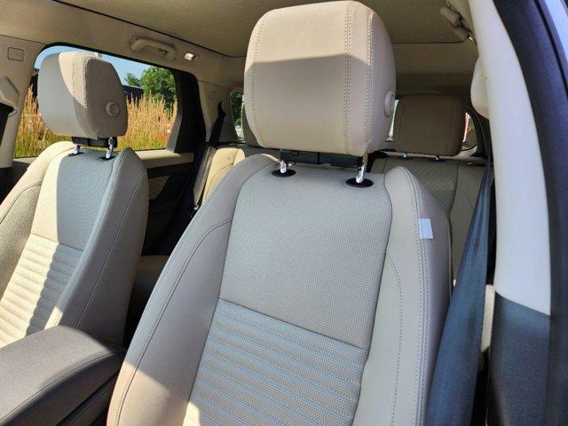 Photo of 2024 Fuji White Land Rover Discovery Sport