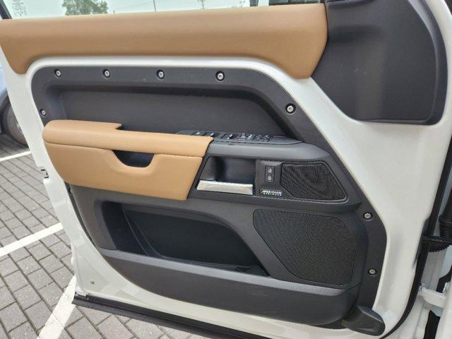 Photo of 2025 Fuji White Land Rover Defender