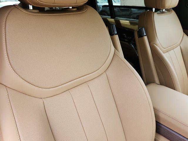 Photo of 2025 British Racing Green SV Bespoke Ultra Met Gloss Land Rover Range Rover