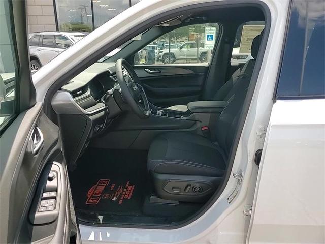 Photo of 2025 Bright White Clearcoat Jeep Grand Cherokee