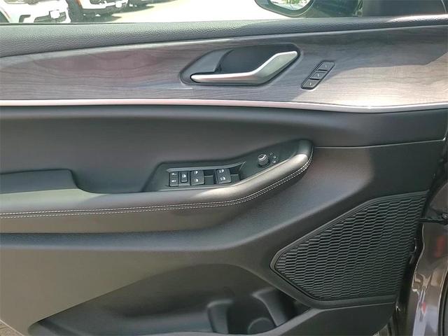 Photo of 2025 Baltic Gray Metallic Clearcoat Jeep Grand Cherokee L
