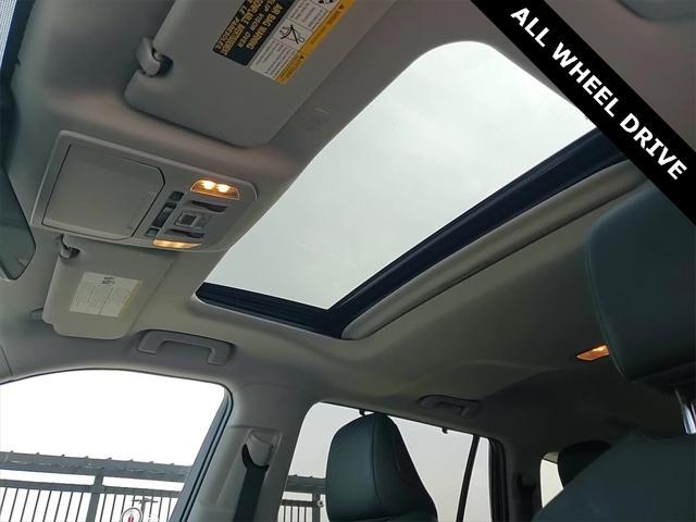 Photo of 2020 Midnight Black Toyota Highlander