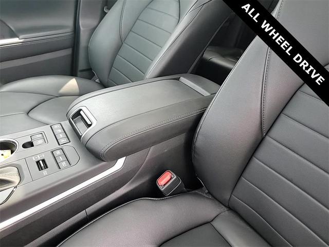 Photo of 2020 Midnight Black Toyota Highlander