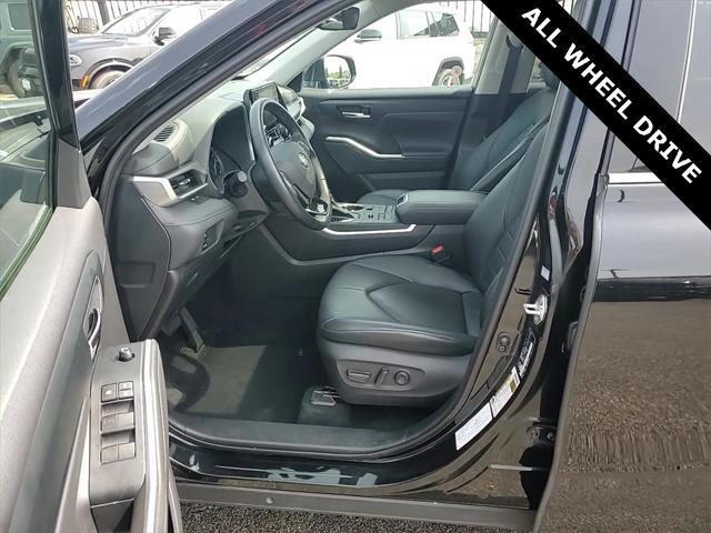Photo of 2020 Midnight Black Toyota Highlander