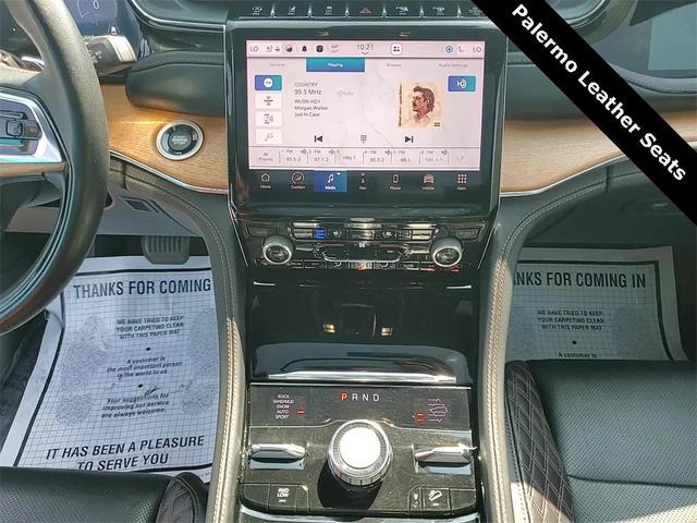 Photo of 2022 Diamond Black Crystal Pearlcoat Jeep Grand Cherokee L