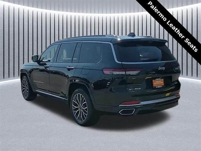 Photo of 2022 Diamond Black Crystal Pearlcoat Jeep Grand Cherokee L